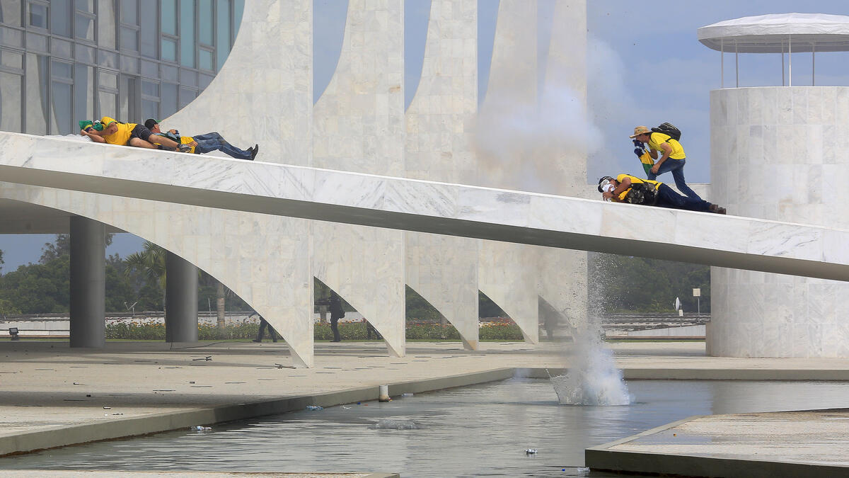 Bolsonaro supporters invade the presidential palace