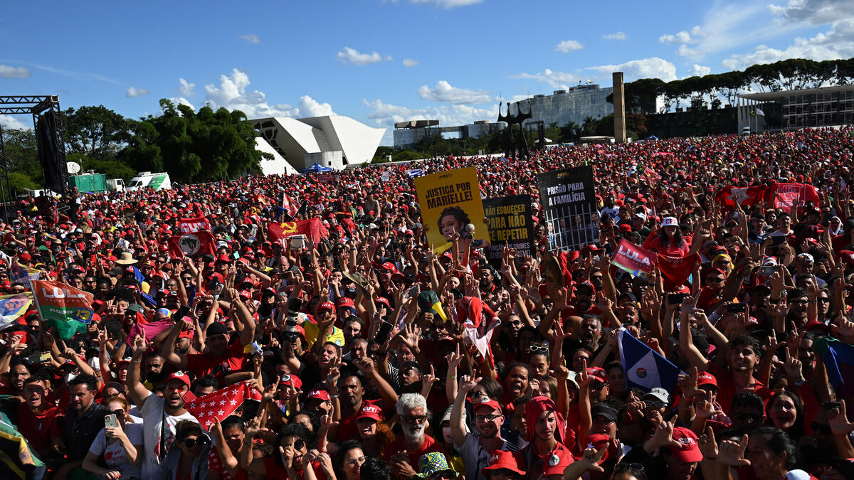 Supporters of Brazil's new President Luiz Inacio Lula da Silva gather in the surroundings of the National Congress to follow his inauguration for a third mandate in Brasilia on January 1, 2023. Lula da Silva, a 77-year-old leftist who already served as president of Brazil from 2003 to 2010, takes office for the third time with a grand inauguration in Brasilia. (Photo by CARL DE SOUZA / AFP) de Silva supporters