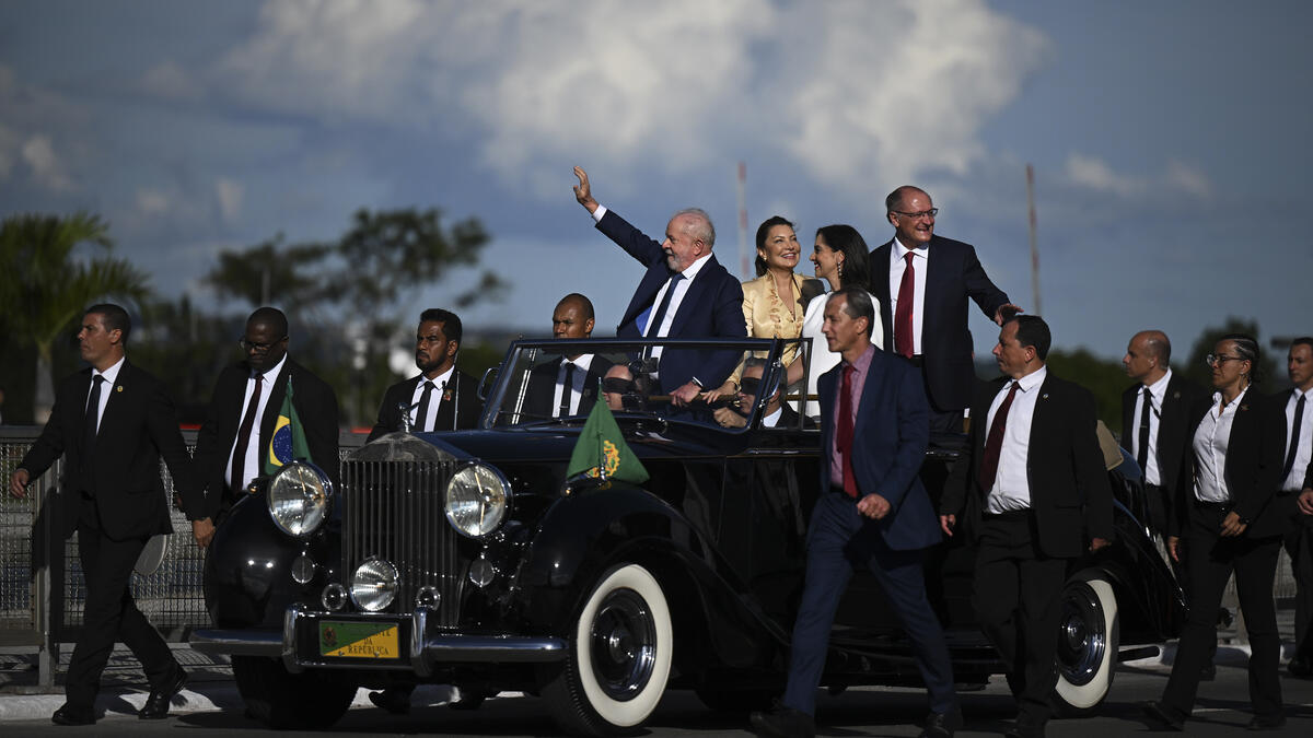 Brazil's new President Luiz Inacio Lula da Silva (L) waves at supporters as he arrives with his wife First Lady Rosangela 'Janja' da Silva (2-L), new Vice-President Geraldo Alckmin (R) and his wife Maria Lucia Ribeiro Alckmin at Planalto Palace after their inauguration ceremony at the National Congress, in Brasilia, on January 1, 2023. Lula da Silva, a 77-year-old leftist who already served as president of Brazil from 2003 to 2010, takes office for the third time with a grand inauguration in Brasilia. (Photo by CARL DE SOUZA / AFP) de Silva waves to supporters