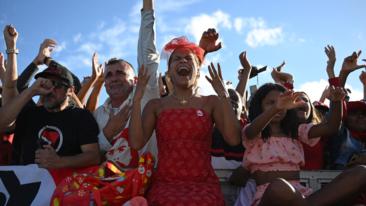 People react during Brazil's new President Luiz Inacio Lula da Silva’s induction ceremony at Planalto Palace in Brasilia on January 1, 2023, after his inauguration ceremony. Lula da Silva, a 77-year-old leftist who already served as president of Brazil from 2003 to 2010, takes office for the third time with a grand inauguration in Brasilia. (Photo by CARL DE SOUZA / AFP) Supporters of de Silva