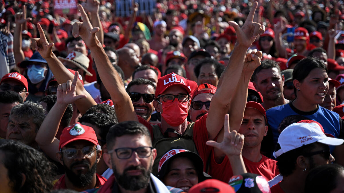 Supporters of Brazil's new President Luiz Inacio Lula da Silva gather in the surroundings of the National Congress to follow his inauguration for a third mandate in Brasilia on January 1, 2023. Lula da Silva, a 77-year-old leftist who already served as president of Brazil from 2003 to 2010, takes office for the third time with a grand inauguration in Brasilia. (Photo by CARL DE SOUZA / AFP) Supporters of de Silva