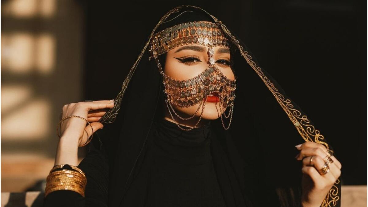 الذهب – Gold: ورد ذكر الذهب في الآية 31 من سورة الكهف ﴿أُولَٰئِكَ لَهُمْ جَنَّاتُ عَدْنٍ تَجْرِي مِن تَحْتِهِمُ الْأَنْهَارُ يُحَلَّوْنَ فِيهَا مِنْ أَسَاوِرَ مِن ذَهَبٍ﴾.