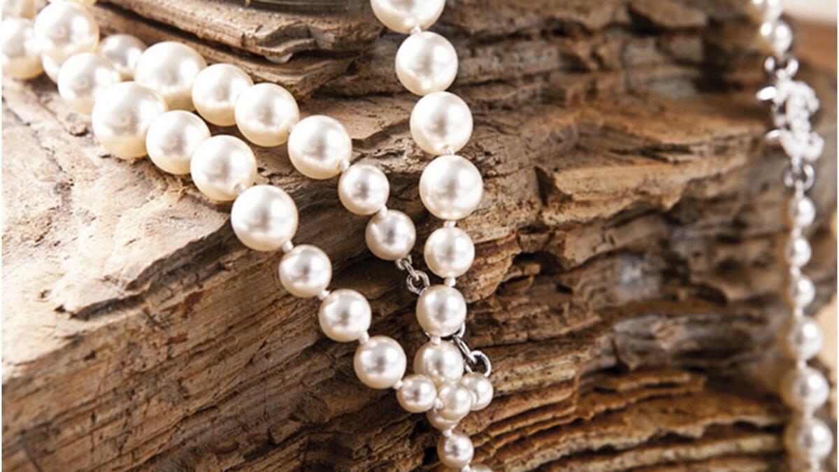 اللؤلؤ – Pearl: ورد ذكر اللؤلؤ في الآية 33 من سورة فاطر ﴿جَنَّٰتُ عَدْنٍۢ يَدْخُلُونَهَا يُحَلَّوْنَ فِيهَا مِنْ أَسَاوِرَ مِن ذَهَبٍۢ وَلُؤْلُؤًا ۖ وَلِبَاسُهُمْ فِيهَا حَرِيرٌ﴾.