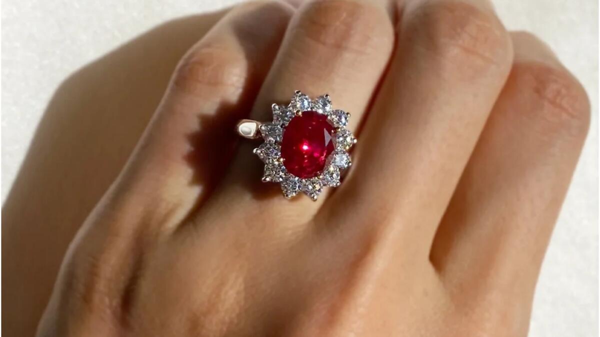 الياقوت – Ruby: ورد الياقوت في الآية 58 من سورة الرحمن ﴿كَأَنَّهُنَّ الْيَاقُوتُ وَالْمَرْجَانُ﴾ .