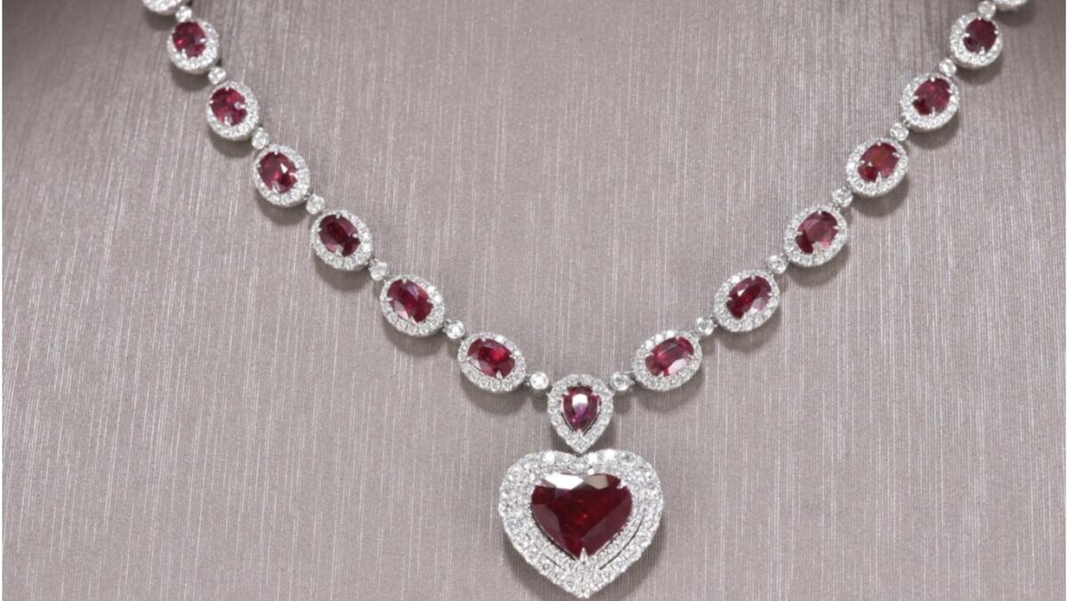 الياقوت: كما ورد الياقوت أيضًا في الآيات 56-58 من سورة الرحمن: ﴿يَطۡمِثۡهُنَّ إِنسٞ قَبۡلَهُمۡ وَلَا جَآنّٞ * فَبِأَيِّ ءَالَآءِ رَبِّكُمَا تُكَذِّبَانِ * كَأَنَّهُنَّ ٱلۡيَاقُوتُ وَٱلۡمَرۡجَانُ﴾.