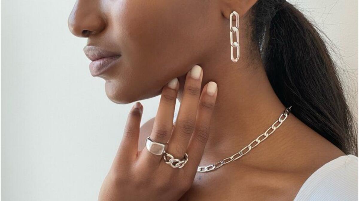 الفضة - Silver : ورد ذكر الفضة في الآية 16 من سورة الإنسان ﴿قَوَارِيرَا مِن فِضَّةٍۢ قَدَّرُوهَا تَقْدِيرًا﴾.