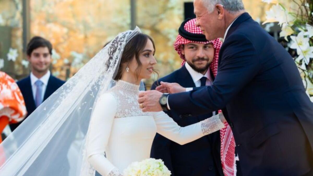 الملك عبدالله الثاني يستقبل الأميرة إيمان قبل بدء مراسم عقد القران.