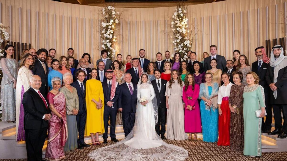 العائلة الملكية الهاشمية تلتقط صورة تذكارية مع العروسين.