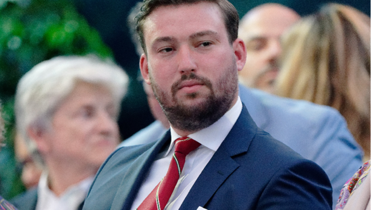 الأمير سيباستيان من لوكسمبورغ (30 عامًا): أصغر أبناء الدوق الأكبر هنري والدوقة الكبرى ماريا تيريزا، وهو السادس في ترتيب عرش لوكسمبورغ، التحق بجامعة الفرنسيسكان في ستوبنفيل للتسويق والأعمال الدولية، قبل الالتحاق بجيش لوكسمبورغ.