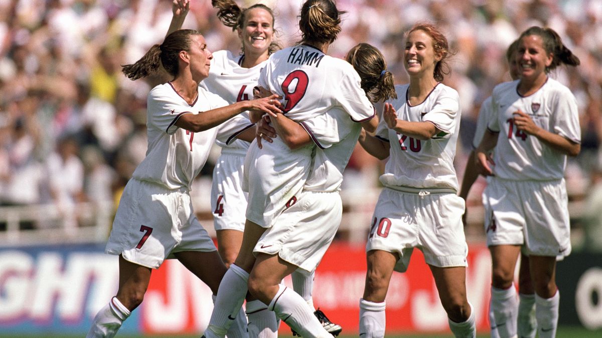 النسخة الثالثة: توّج المنتخب الأمريكي بلقب كأس العالم للسيدات 1999 بعد فوزه على المنتخب الصيني بنتيجة ضربات الجزاء (5–4) في البطولة التي أقيمت في الولايات المتحدة الأمريكية.