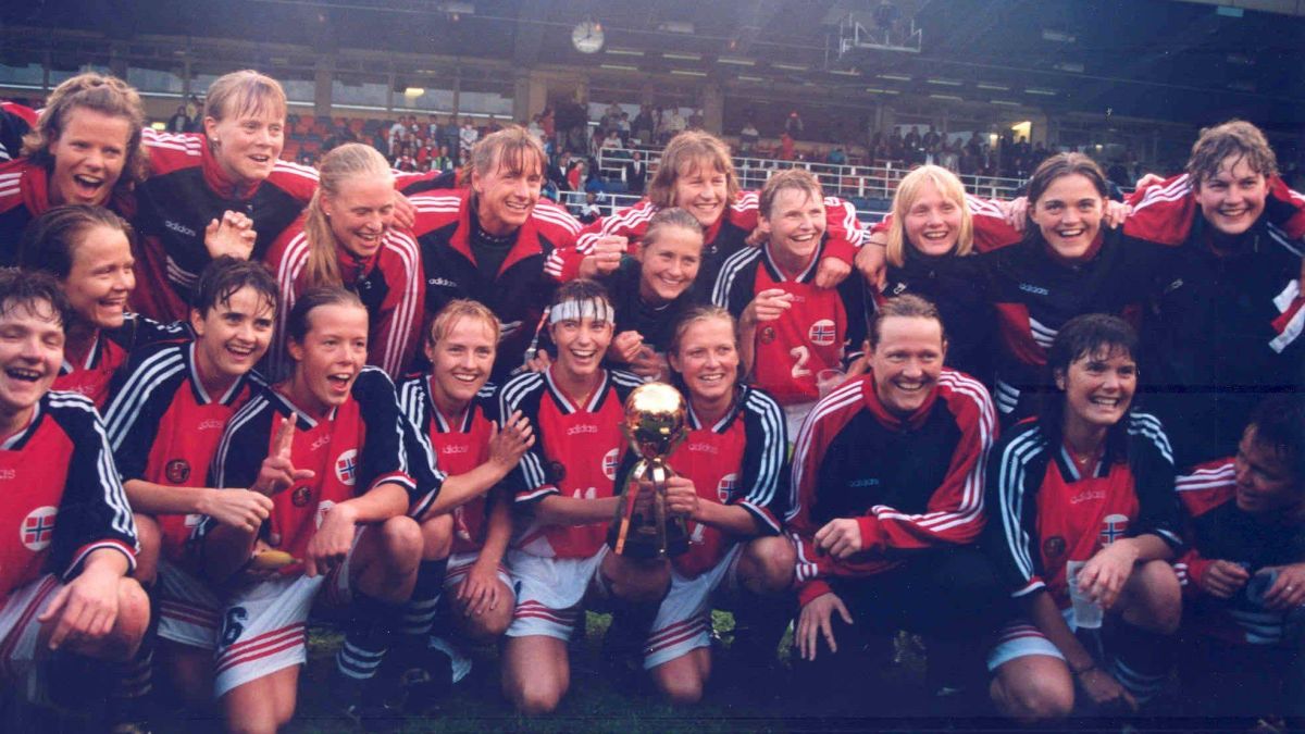 النسخة الثانية: توّج المنتخب النرويجي بلقب كأس العالم للسيدات 1995 بعد فوزه على المنتخب الألماني بنتيجة 0-2 في البطولة التي أقيمت في السويد.