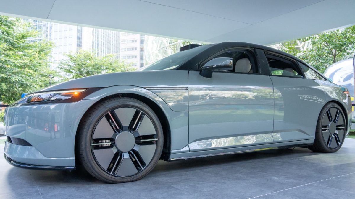 The traditional side mirrors and thicker roof extending towards an active rear spoiler enhance its transition from a concept vehicle to actual production, with clear hints of influence from the Lucid Air and Toyota Crown in its overall design.