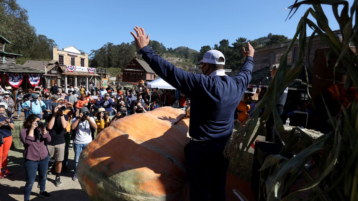 The competition, held south of San Francisco, saw other impressive pumpkins, including a 2,465-pound gourd from Brandon Dawson of Sonoma County and a 2,390-pound entry from Leonardo Urena of Napa (photo by afp).