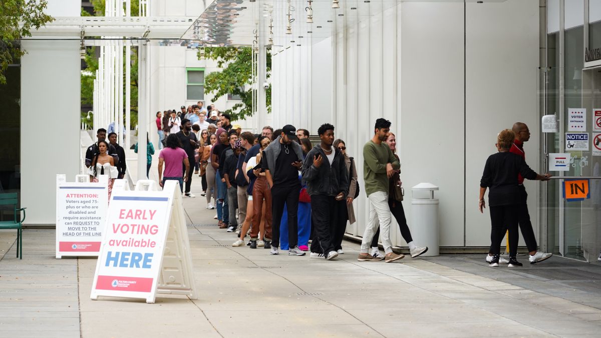 In this year's early voting, there's been a shift from mail-in to in-person voting, especially in places like Georgia, where 92% of early votes were cast in person. Some states, like Pennsylvania and Arizona, offer only in-person absentee options, which may deter some voters. (Photo by afp)