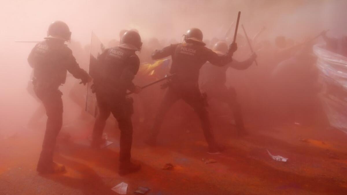 Catalan regional police 'Mossos D'Esquadra' officers clash with separatist protesters during a counter-protest against a demonstration in support of Spanish police in Barcelona on September 29, 2018. 
Pau Barrena / AFP