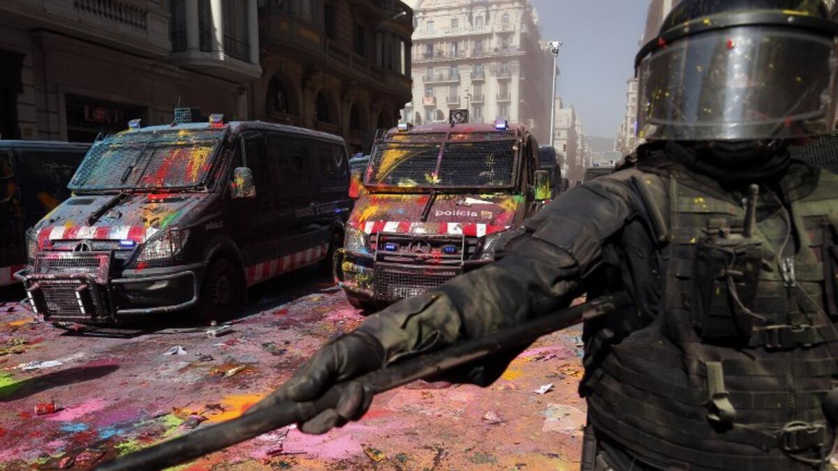 Catalan regional police 'Mossos D'Esquadra' officers, covered in paint, secure the area after clashing with separatist protesters during a counter-protest against a demonstration in support of Spanish police in Barcelona on September 29, 2018. 
Pau Barrena / AFP
