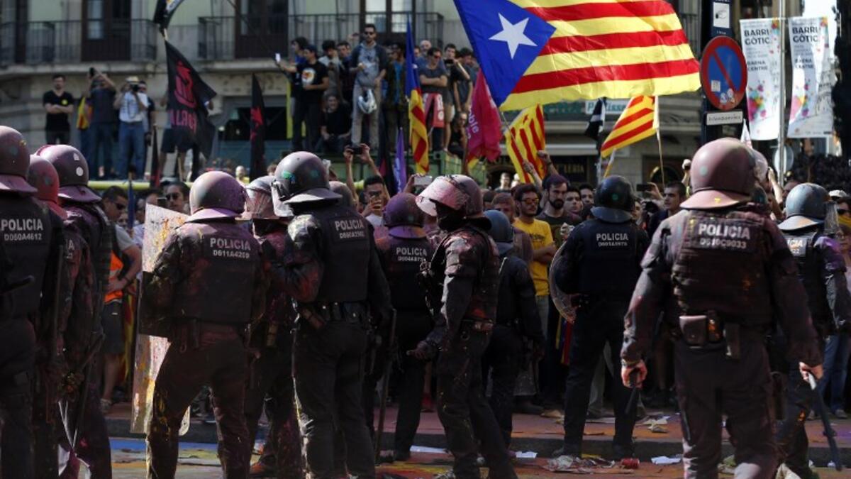 Catalan regional police 'Mossos D'Esquadra' officers clash with separatist protesters during a counter-protest against a demonstration in support of Spanish police in Barcelona on September 29, 2018. 
Pau Barrena / AFP