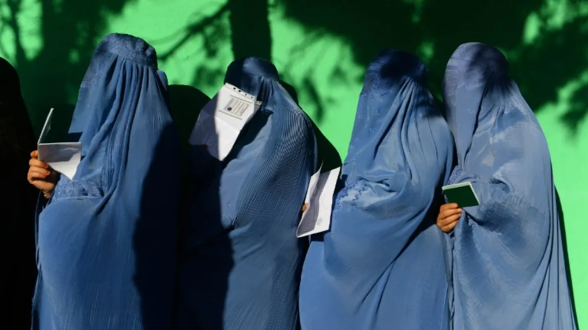 Afghan women wait in line to vote at a polling centre for the country's legislative election in Herat province on October 20, 2018.
HOSHANG HASHIMI / AFP