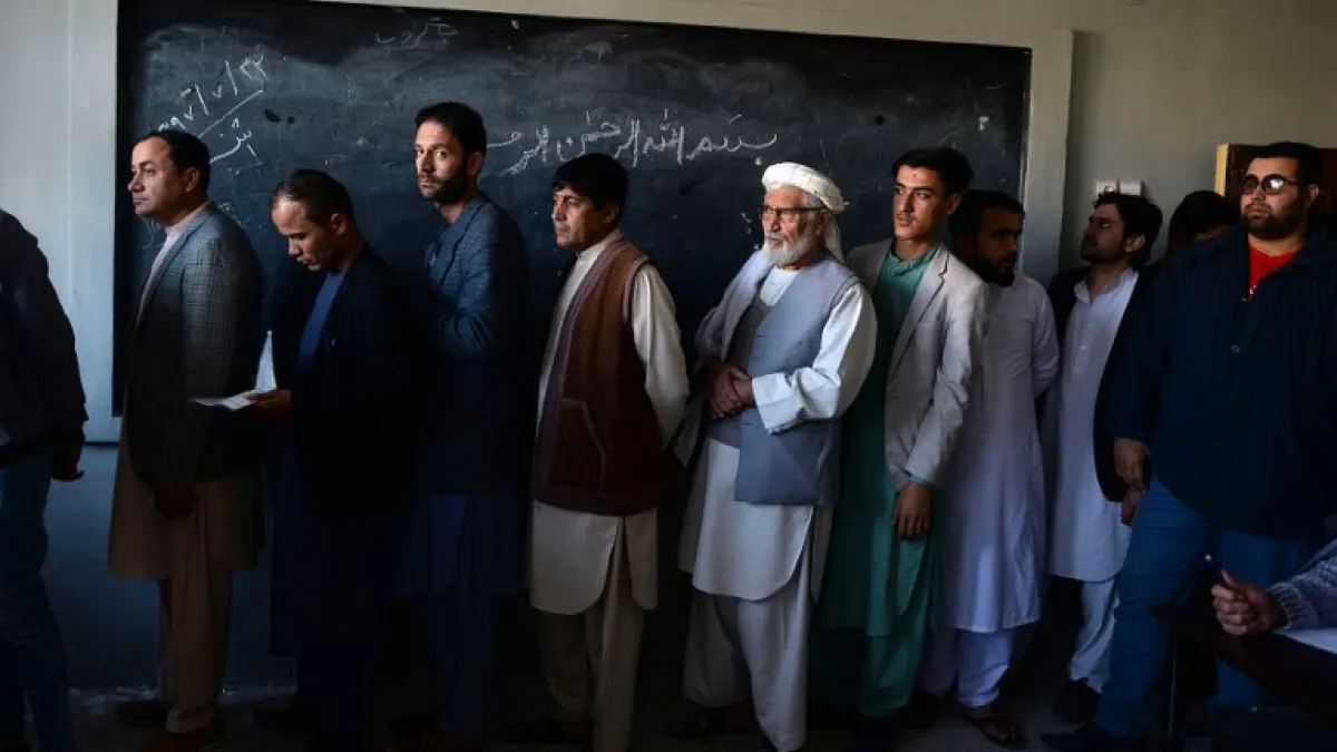 Afghan men line up to cast their vote at a polling centre for the country's legislative election in Mazar-i-Sharif on October 20, 2018.
FARSHAD USYAN / AFP