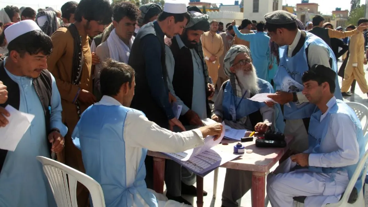 Afghan Independent Election Commission (IEC) officials prepare ballot papers for voters at a polling centre for the country's legislative election in Khost Province on October 20, 2018.
FARID ZAHIR / AFP