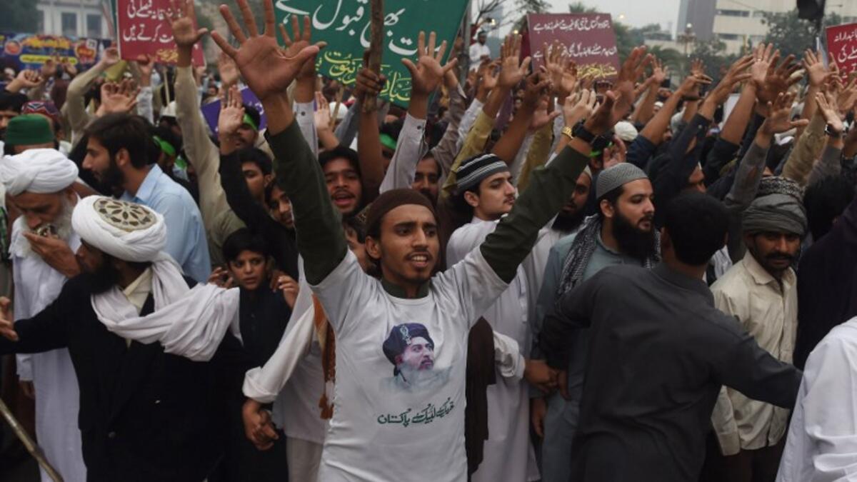 Supporters of the Tehreek-e-Labaik Pakistan (TLP) chant slogans during a protest following the Supreme Court's decision to acquit Pakistani Christian woman Asia Bibi of blasphemy. (ARIF ALI / AFP)