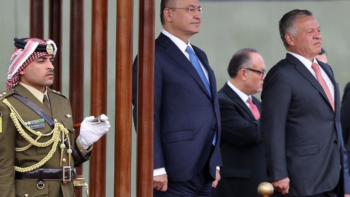 Iraq's President Barham Salih and Jordan's King Abdullah II (R) review an honor guard at Amman's military airport, on November 15, 2018. 
Khalil MAZRAAWI / AFP