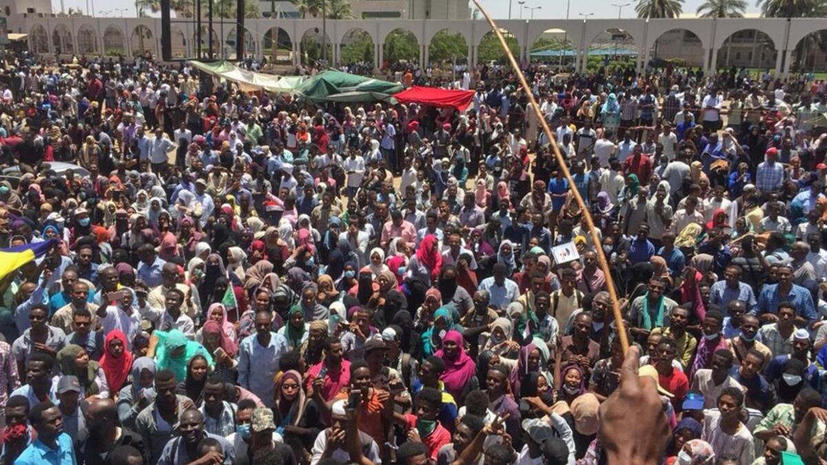 Sudanese protesters gather for a second day outside the military headquarters in the capital Khartoum on April 7, 2019. Sudanese police fired tear gas at thousands of protesters who rallied outside the army headquarters for a second day urging the military to back them in demanding President Omar al-Bashir resign.
AFP