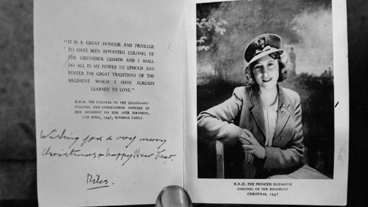 عام1942: تماشيًا مع تقاليد أجدادها، أرسلت الأميرة إليزابيث بطاقات التهنئة إلى الجنود خلال الحرب العالمية الثانية.
