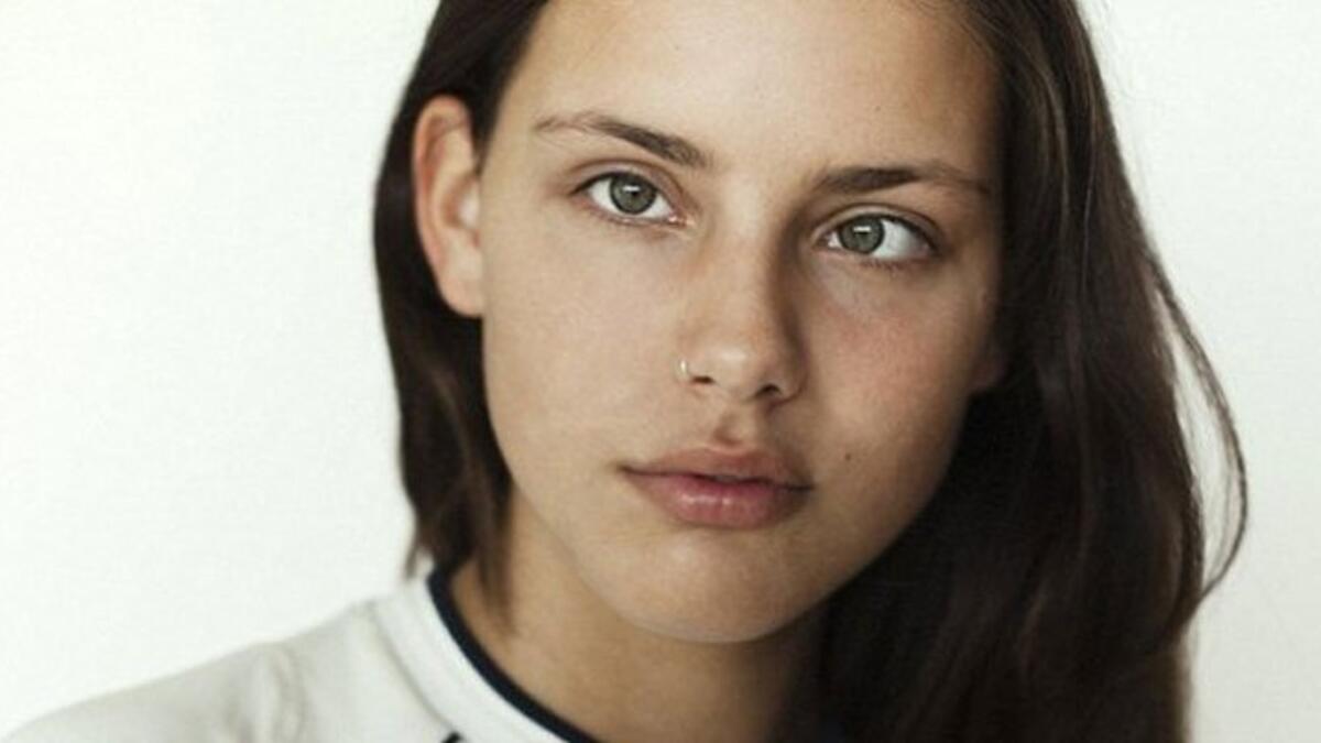 انفردت الشابة موفي عن عارضات الأزياء كونها تحدت هذا المجال الصعب واقتحمته بقوة رغم إصابتها بالحول مغيرة بذالك مقاييس صناعة الأزياء