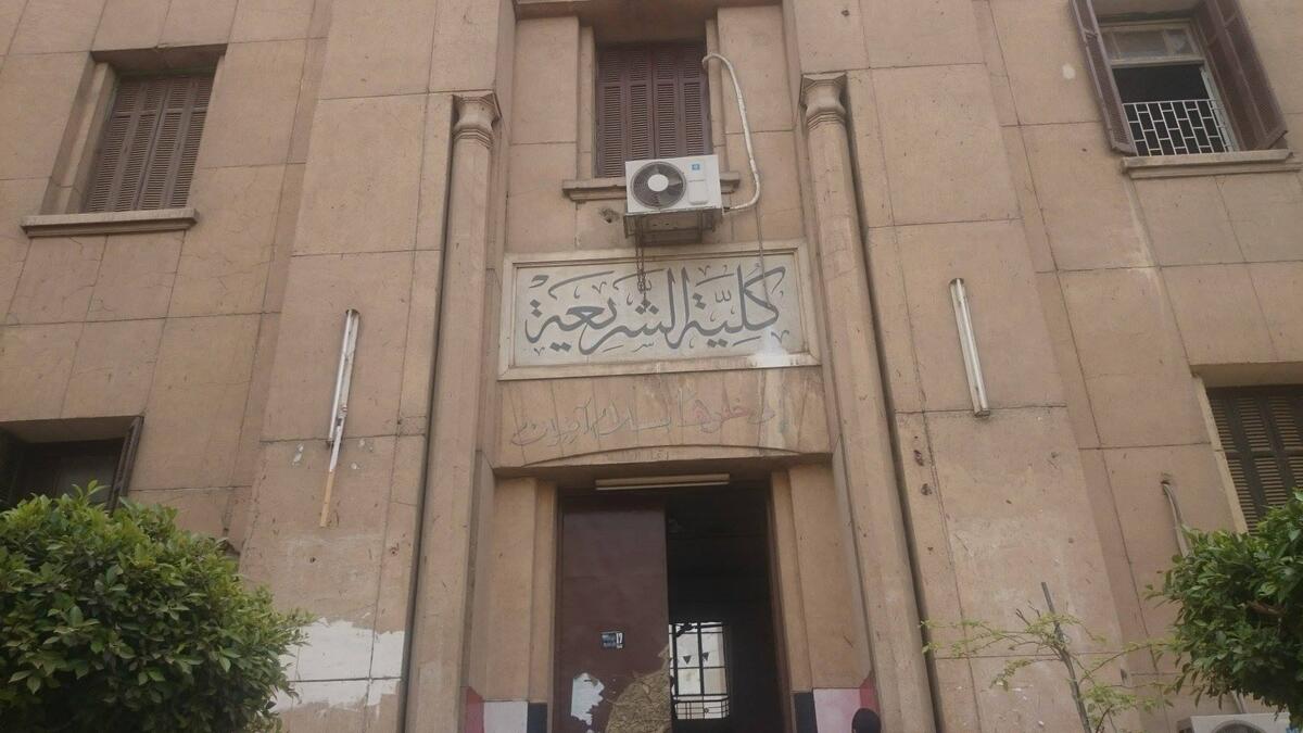 التعري في الجماع: رفضه عميد كلية الشريعة والقانون في جامعة الأزهر رشاد حسن، وأفتى بقوله: "لا يجوز تجرد الزوجين من ملابسهما بالكامل أثناء المعاشرة الجنسية، لأن هذا حرام شرعًا ويبطل عقد الزواج".