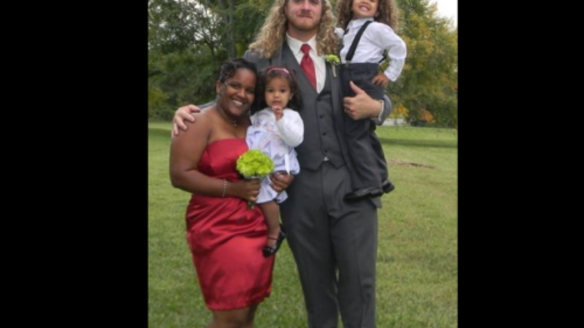 عائلة لديها ابن وابنة بملامح مشتركة أخذت أجمال مافي  الأب والأم