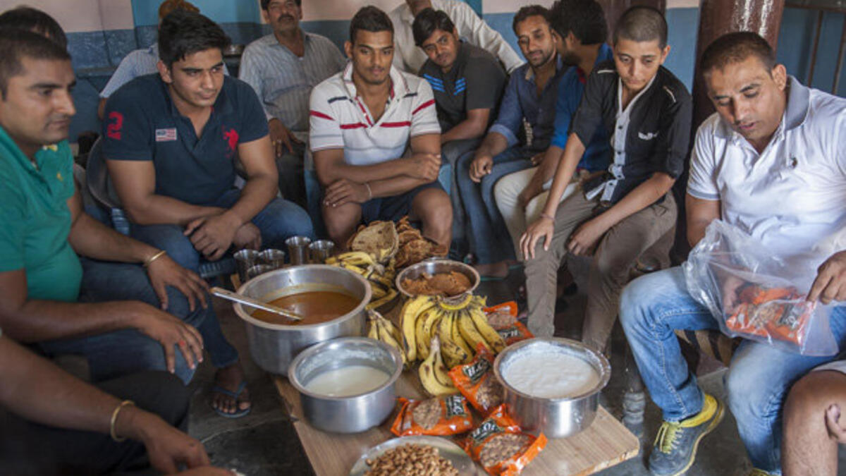 يعتمدون على حمية غذائية نباتية تتكون من الفاكهة والمكسرات، واللبن، والكثير من الحليب.