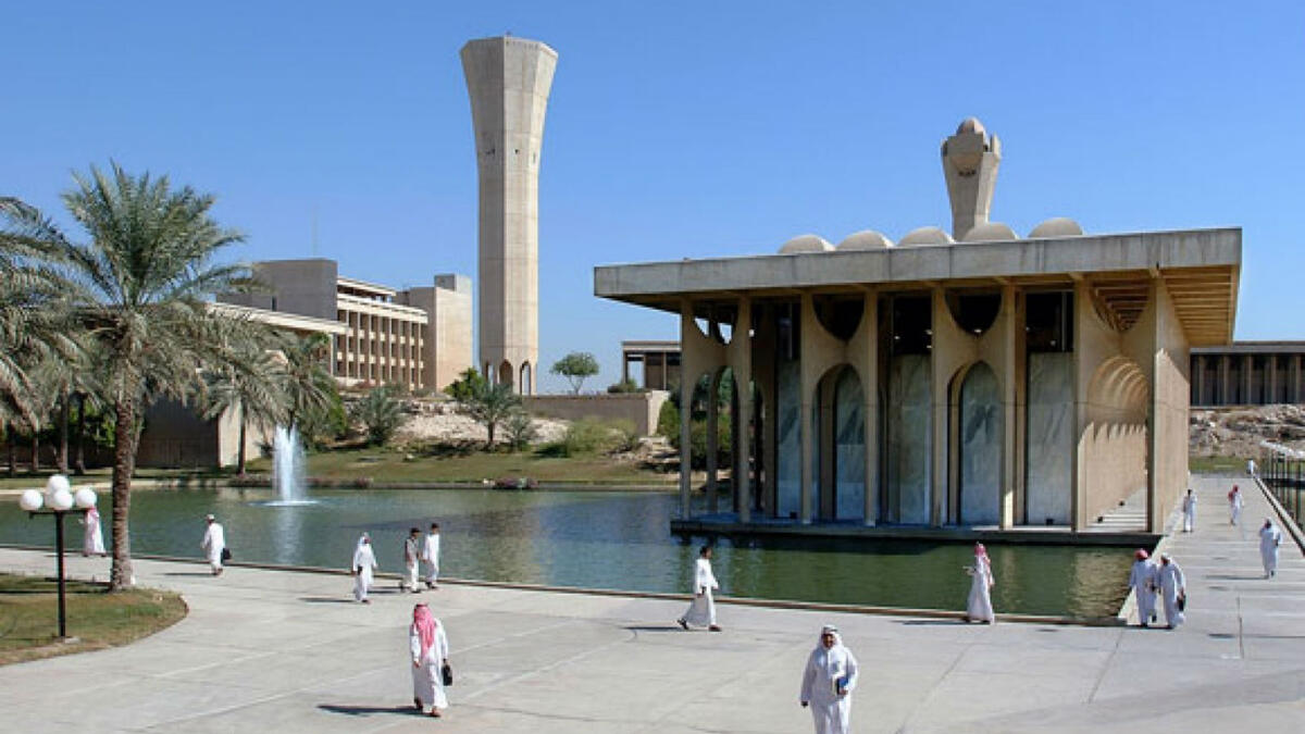 المركز العاشر: جامعة الملك فهد للبترول والمعادن- السعودية (التصنيف العالمي: 601-800) افتتحت في مدينة الظهران النفطية عام 1963، وتضم سبع كليات وتعتبر من أكثر الجامعات انتقائية في السعودية، إذ لا تقبل سوى 10 في المئة من المتقدمين.