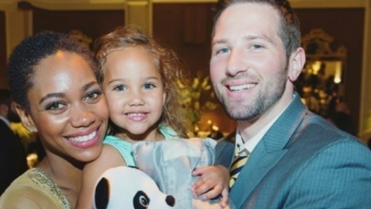 عائلة لديهم طفلة أخذت عيون والدتها الساحرة وألوان والدها