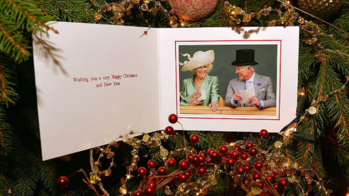 عام 2013: تم ارسال بطاقة عليها صورة الأمير تشارلز وزوجته كاميلا دوقة كورنوال خلال سباق "رويال أسكوت" للخيول.