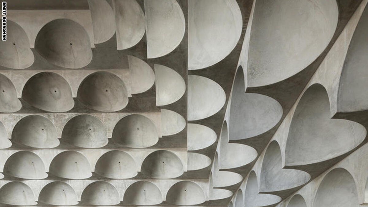 المصمم يتبع الكنيسة المسيحية اليونانية الأورثودوكسية، إلّا أنه وجد إلهامًا لبناء المسجد خلال رحلة قام بها إلى أحمد آباد وآجرا في الهند.