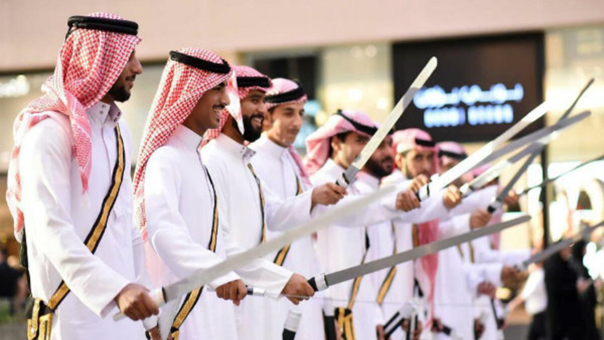 تقدم فرقة شعبية سعودية عروضًا لرقصة "العرضة السعودية" في عددٍ من المواقع: يوم الأحد بين الساعة 4 عصرًا إلى الساعة 7 مساءً في دبي مول، ومن 8-11 مساءً في مول الإمارات.