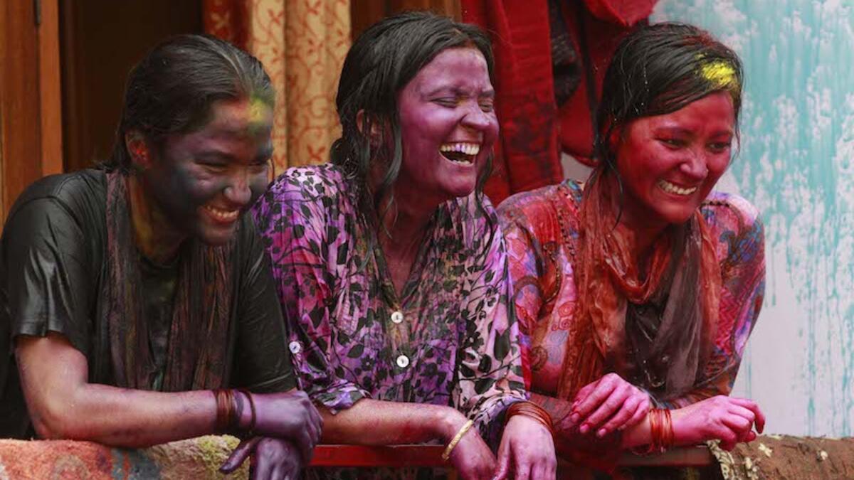 واليوم الأول للمهرجان يحييه الهنود بالرقص والغناء وإلقاء مساحيق الألوان والماء الملون وجوز الهند والفشار على بعضهم.