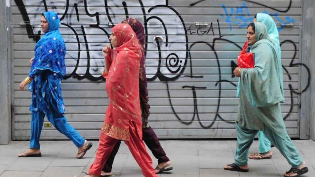 Spain-women-hijab-burqa-walking-street-public-s3.amazonaws.com-2015