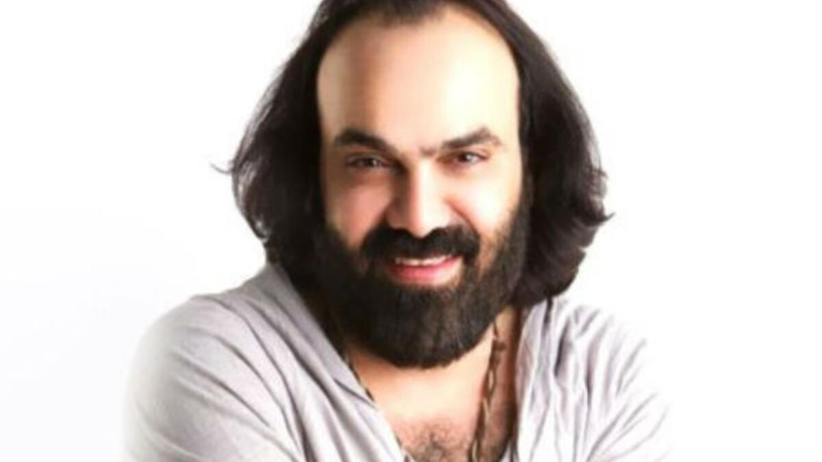 نادر أبوالليف: عانى المطرب من أزمة صحية في عام 2016 اضطر الأطباء إلى إجراء عملية "شق حنجري" له بغرض إنقاذ أحباله الصوتية من الضمور.