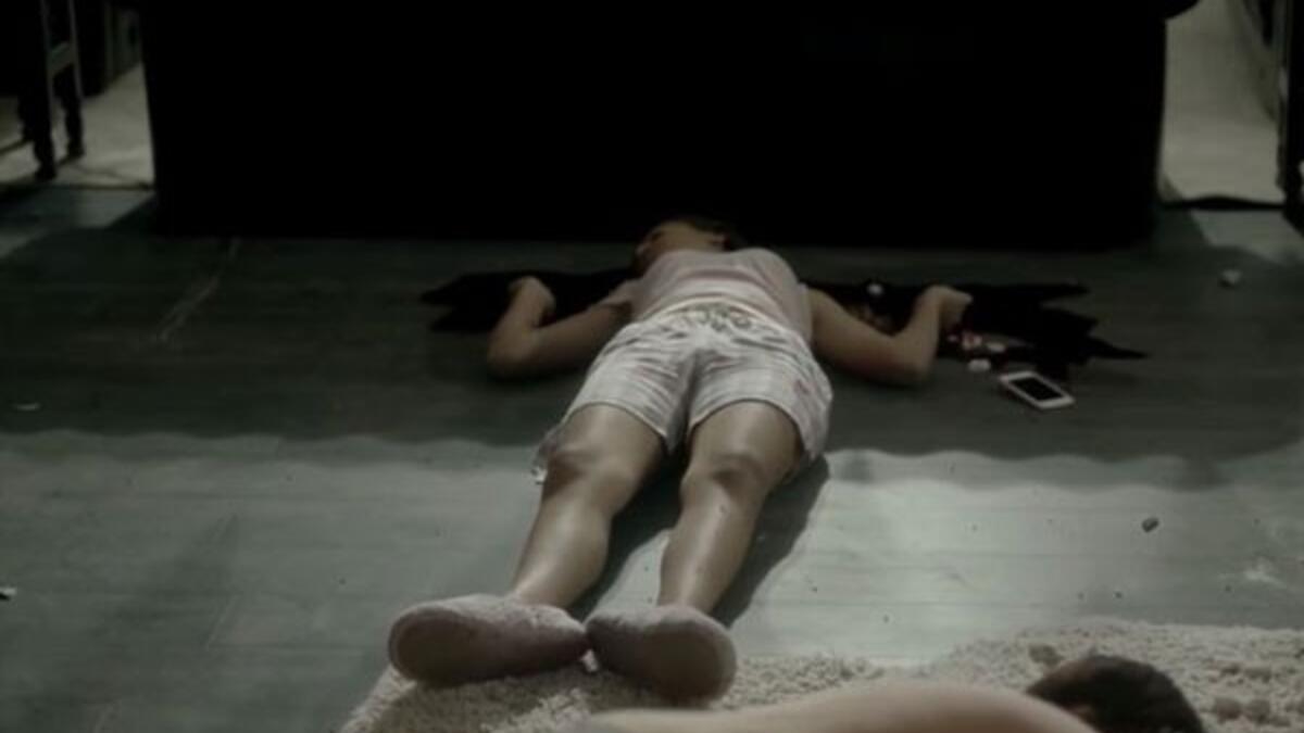 مشهد اغتصاب وقتل ابنة غادة عبد الرازق في مسلسل "ضد مجهول"، والتي تجسد شخصيتها جومانا ابنة الفنانة لقاء سويدان، من أحد المجهولين ببيتها، أثناء قيام والدتها بشراء هدية لزوجها بمناسبة عيد ميلاده.