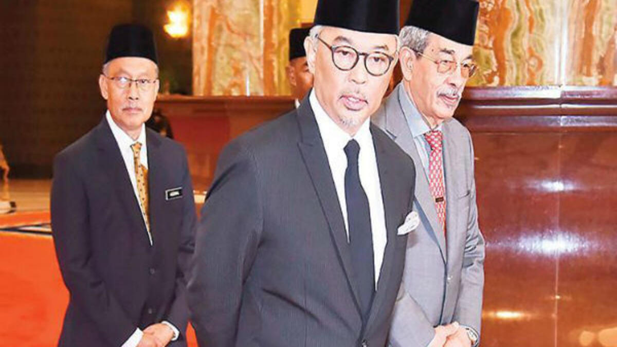 تلقى تعليمه المبكر في مدرسة "كليفورد" بمدينة كوالا ليبيس في 1965، وتلقّى تعليمه الأساسي بمدرسة "أحمد الابتدائية الوطنية" بمدينة بيكان من 1966 إلى 1969، ثم درس بـ"سانت توماس الوطنية الثانوية" من 1970 على 1974.