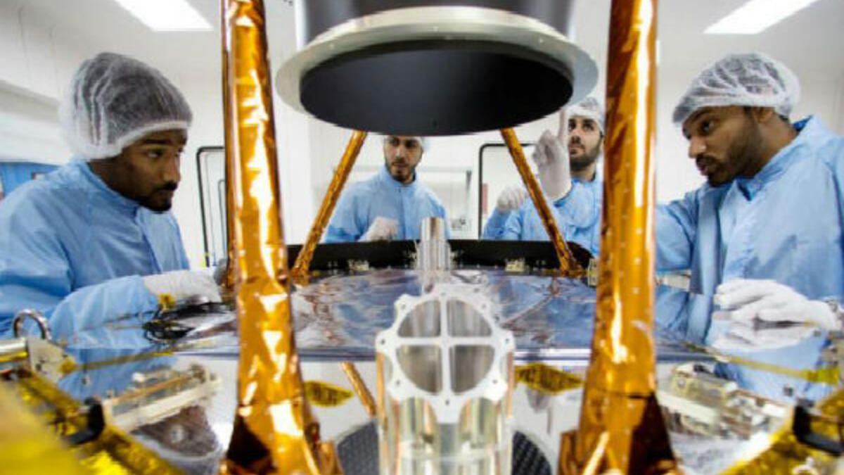 ومنذ 2016 تأهل هزاع المنصوري ليكون طيار استعراض جوي منفرد ويشغل حاليًا منصب طيار FCF على طائرة F-16B60 .