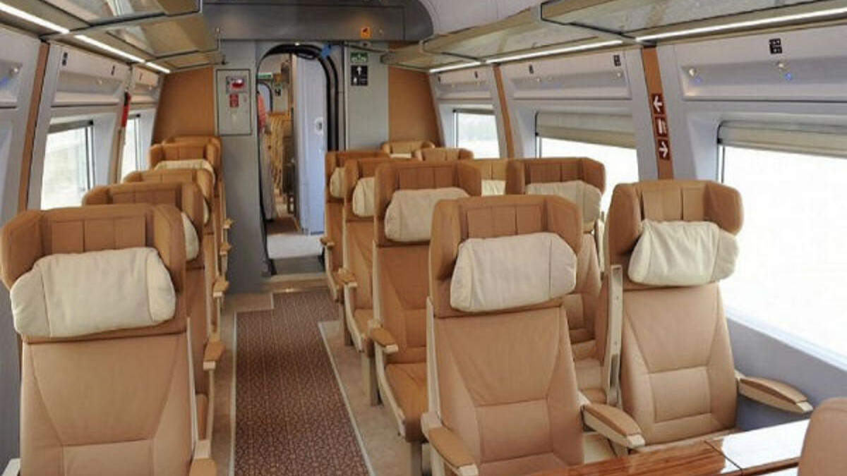 وعلى درجة رجال الأعمال، تبدأ الأسعار من مكة إلى جدة بـ 25 ريال، ويرتفع سعر التذكرة من مكة لمدينة الملك عبد الله لـ 55 ريال، وتبلغ 125 ريالًا لمحطة المدينة المنورة.