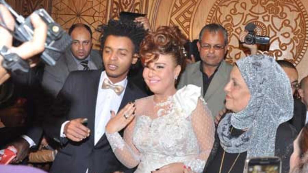 الممثلة مي كساب و مطرب المهرجانات الشعبية محمد صلاح الشهير بـ أوكا، إذ يبلغ فارق العمر بينهما ما يزيد عن 9 سنوات