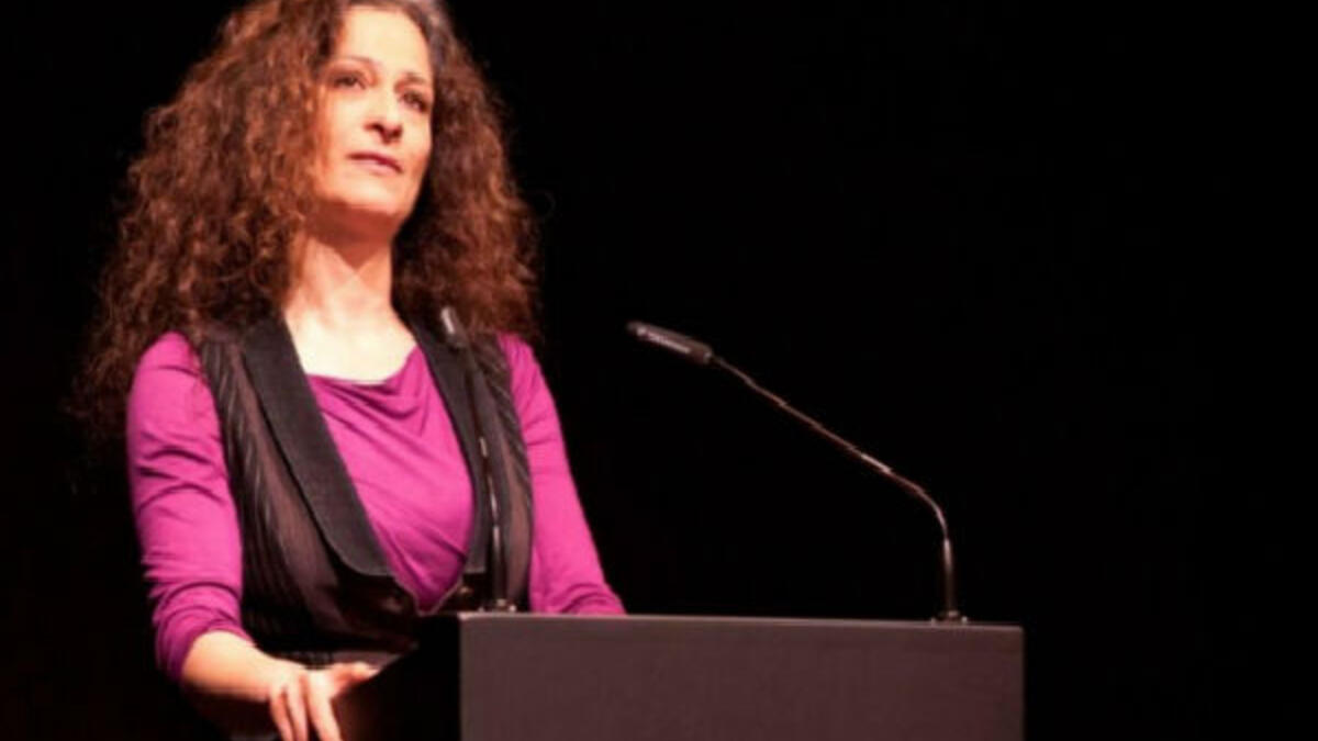 عرفت بتأييدها للثورة السورية منذ بداياتها عام 2011م ورفضها لنظام بشار الأسد، حتى لقبت بالـ"الفنانة الثائرة" و"الفنانة الحرة" و"أيقونة الثورة"