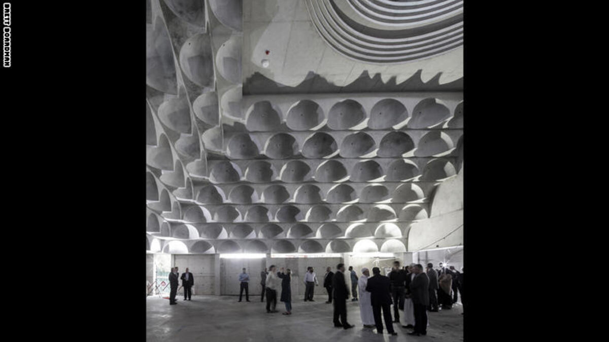 أعاد كانداليباس تصميم هيكل المسجد الخارجي كليًا، مستغنيًا عن مفهوم القبة المركزية في الوسط، والمآذن الأربع المعتادة، واعتمد تصميمًا يقرب مساحات المسجد من بعضها