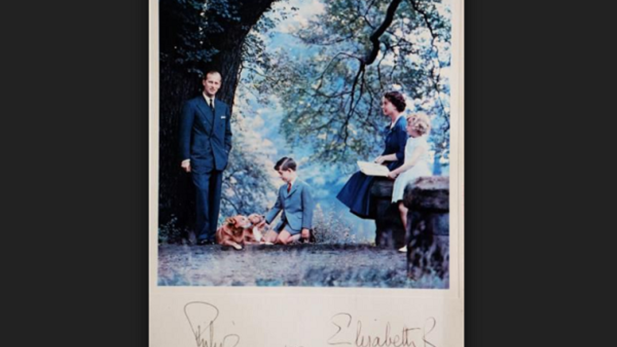 عام 1957: أرسلت الملكة إليزابيث الصورة الملونة الأولى لعائلتها بمناسبة الأعياد.