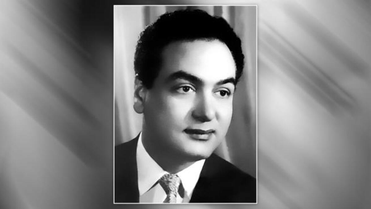 محمد فوزي: من أوائل النجوم الذين خضعوا لإجراء جراحة تجميلية، عندما أجرى عميلة جراحية لتصغير شفته العليا على يدي طبيب بريطاني.