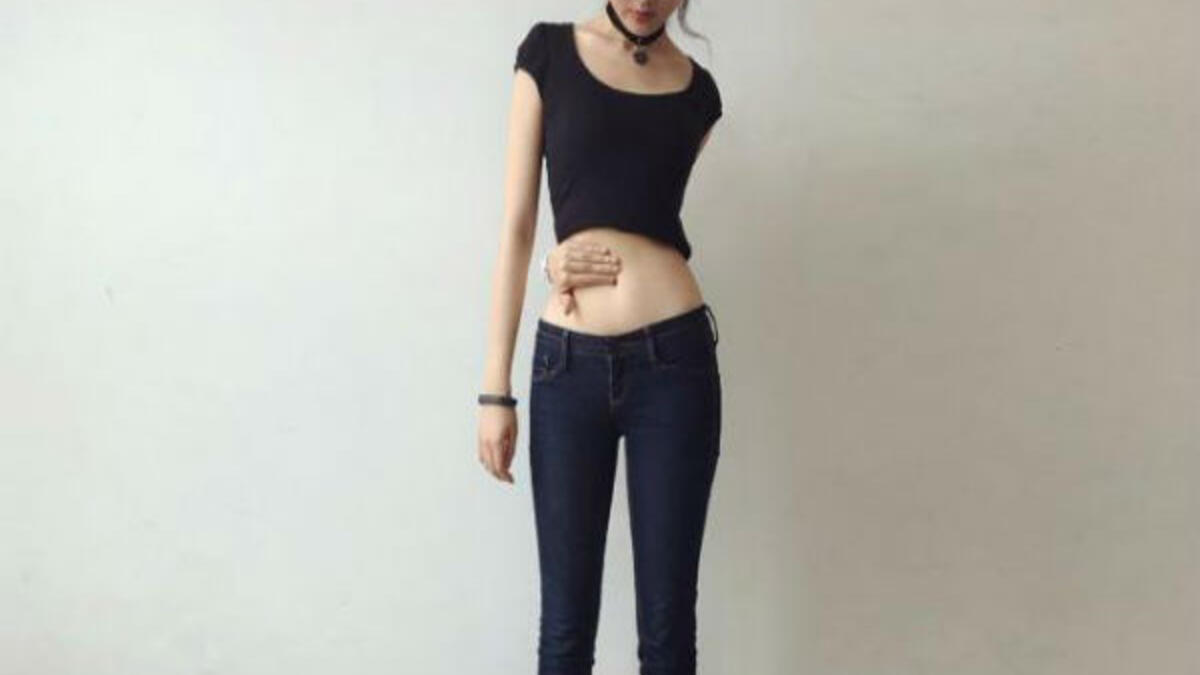 بدأ "تحدي السرة" من الصين مع نشر آلاف الصينيين صورًا لهم على مواقع التواصل الاجتماعي وهم يلمسون سرتهم خلال تمرير يدهم من خلف ظهرهم.